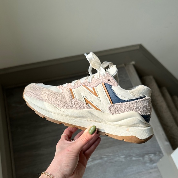 New Balance Women's 57/40 Size 6 - Picture 1 of 3